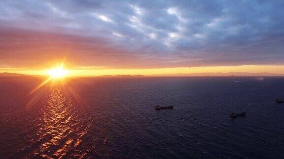 无人机在海面上拍摄的日出景象