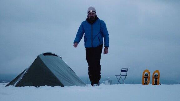 成熟的旅游帐篷露营夜间在冬季的高山大自然中独自露营