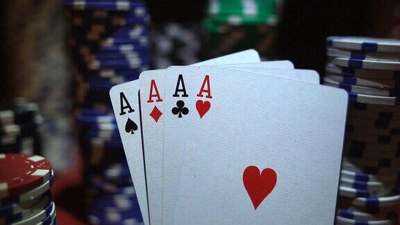 扑克筹码上的四张a扑克桌子与筹码在赌场