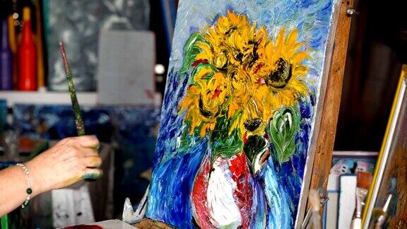 油画的过程艺术家在画布上作画向日葵