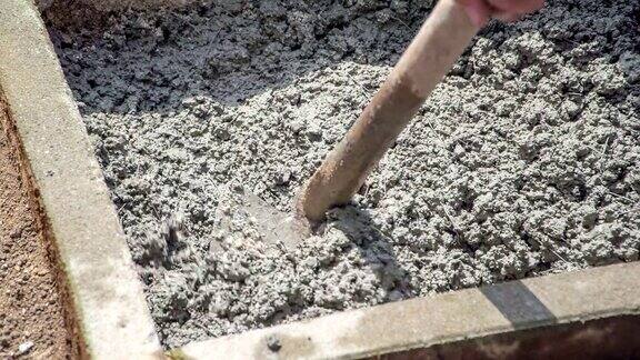 用锄头的帮助布置混凝土