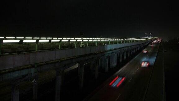 地铁在夜晚的大桥上穿梭时光穿梭