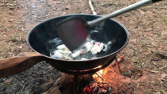 在森林露营时做饭