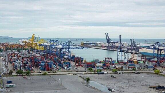 集装箱货物在利姆查邦工业海港和货轮中转期间货物