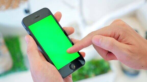 使用智能手机绿色屏幕特写