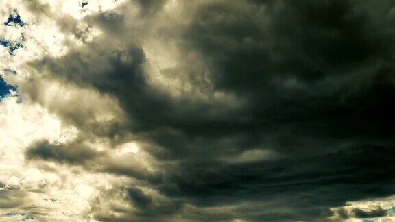 雷暴前快速移动的乌云