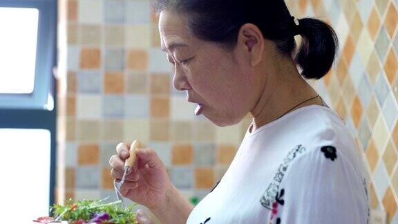 老年女性吃沙拉