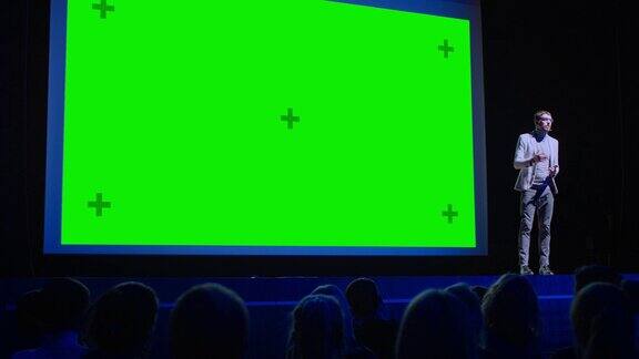 商务会议阶段:主讲人向观众介绍新产品电影院展示绿屏模型色度键健康和技术发展专题现场活动