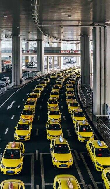 机场出口处繁忙的出租车排队
