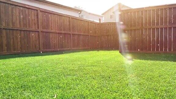 在阳光明媚的日子里下雨的时候院子里有一片绿色的草坪