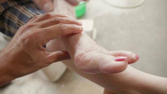 资深亚洲妇女有脚痛手指关节痛风