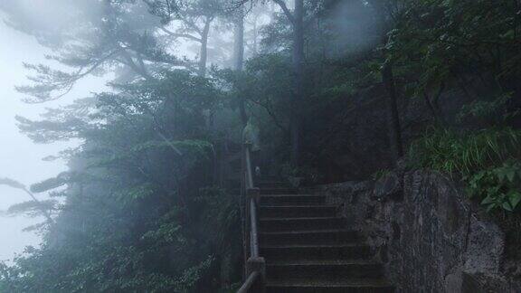 中国安徽游客在黄山下着雨