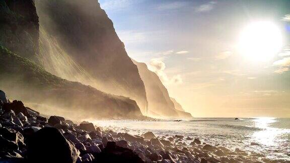 美丽的大西洋海浪粉碎马德拉岛的悬崖