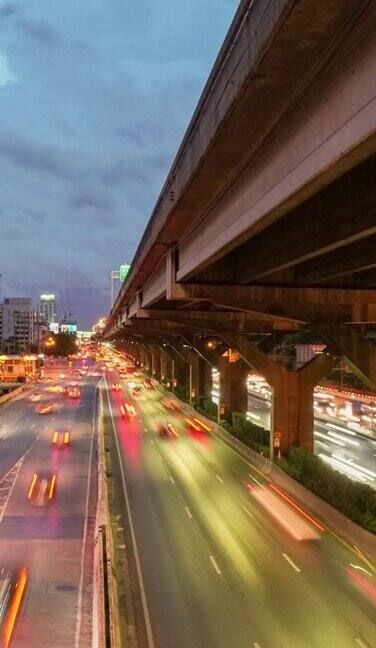 垂直镜头的时间推移夜间交通的时间推移高角度夜间在道路交通路口的交通在曼谷泰国