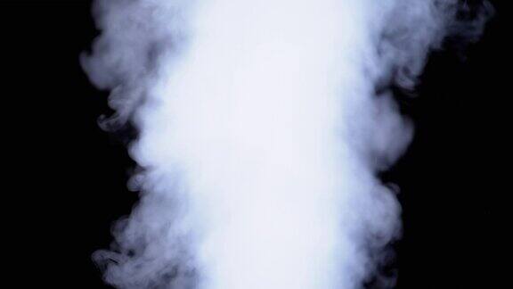 水蒸气白色喷气蒸汽蒸汽在黑色背景慢动作