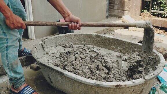 工人将水泥和水混合用于建筑施工