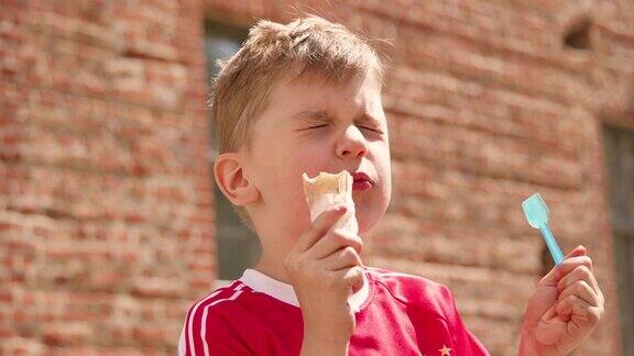 小男孩在舔冰淇淋