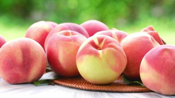 清新的桃子在模糊的绿色背景上桃树果实在花园的木桌上