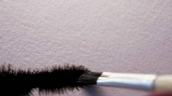毛笔在白纸上画黑墨微距拍摄与惊人的墨水流血