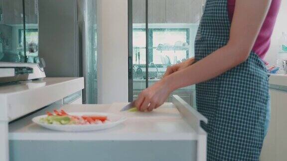 一个女人在家做寿司卷的特写镜头
