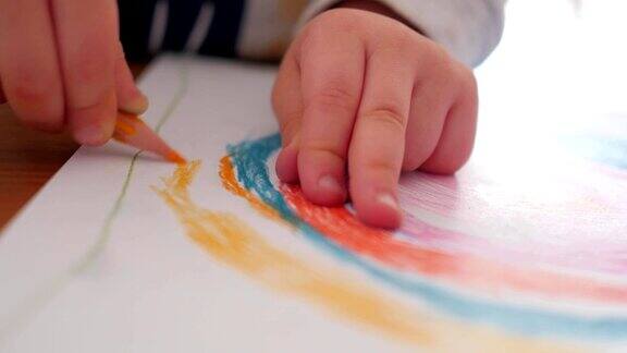 小朋友用手画画出彩虹图案