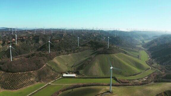 意大利南部风力涡轮机发电农场的鸟瞰图