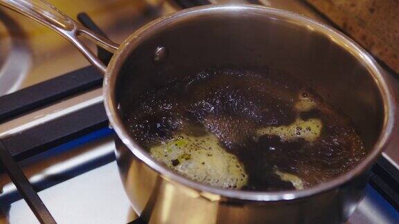用豆蔻制作印度茶