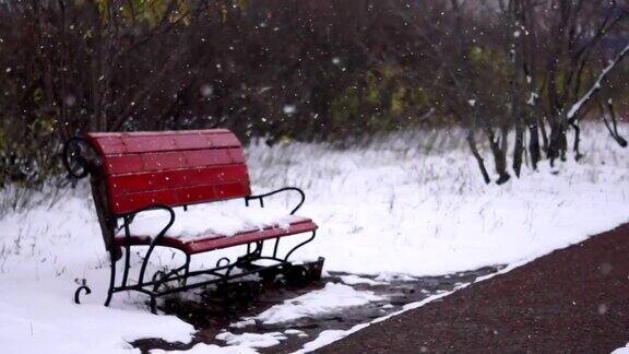 公园长椅上雪花飘落