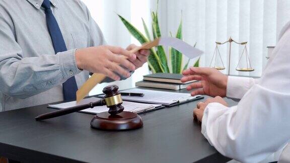男律师在办公室签订合同后与客户进行咨询的4K视频