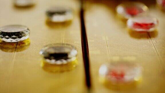在金色棋盘上的玻璃中国象棋