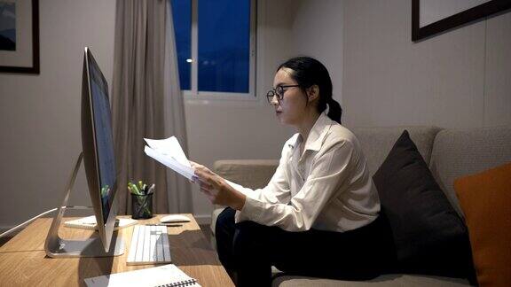 亚洲女性在家里工作时感到压力在家里进行概念工作