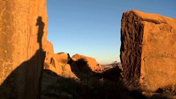 日落时分纳米比亚岩石上的人影