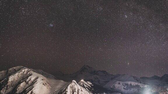 Stepantsminda格鲁吉亚哈萨克雪峰上的冬夜繁星满天美丽的夜晚格鲁吉亚冬季景观