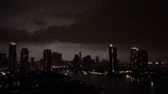 FHD视频与雷暴云夜间曼谷城市景观河边泰国