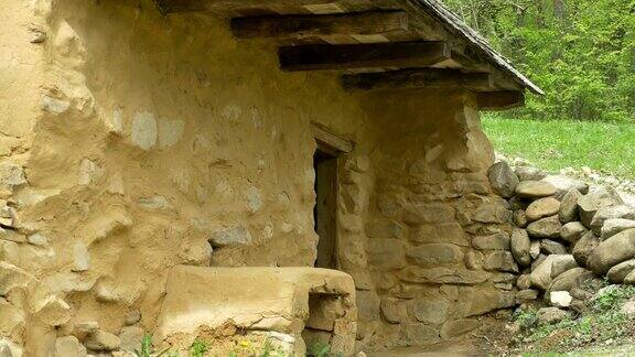 原始的粘土和石头房子