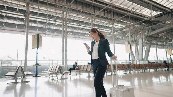 亚洲女商人在机场使用智能手机