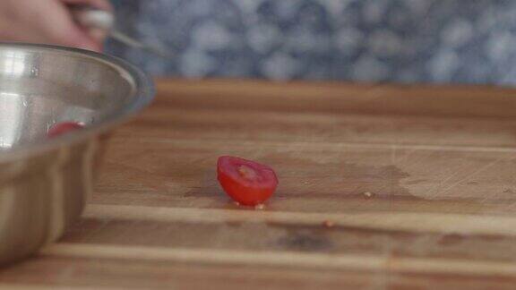 在木板上切番茄