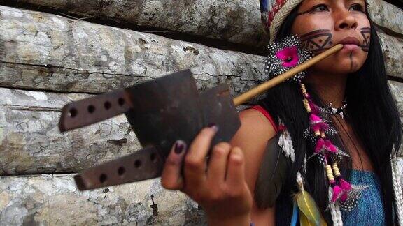 图皮瓜拉尼部落的土著妇女在抽烟斗巴西