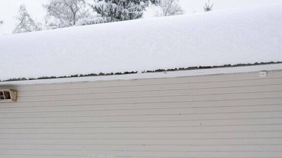 房顶上积满了雪