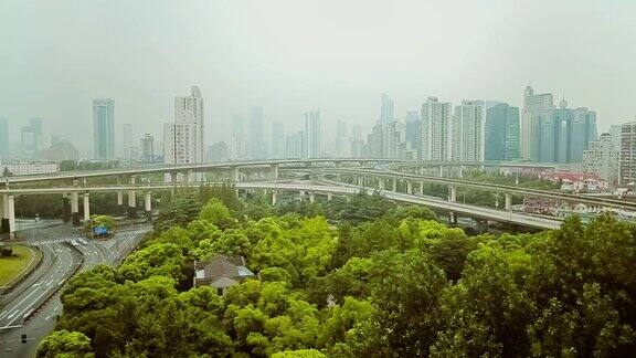 中国上海现代城市中立桥交通繁忙的时间