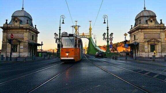 布达佩斯的日出场景与自由桥有轨公共交通布达佩斯匈牙利