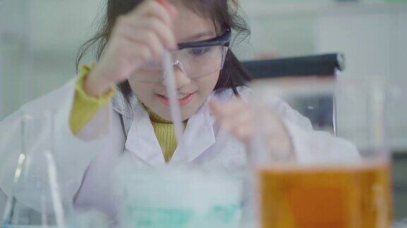 亚洲的孩子在科学实验室里学习在实验中玩得很开心使用干冰与水混合产生冷却蒸汽