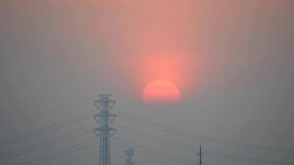 日本东京郊区输电塔外升起的太阳