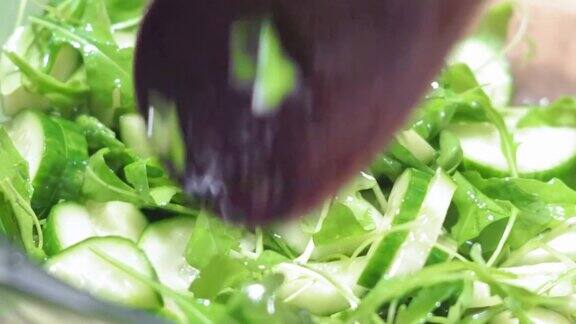 混合新鲜的绿色沙拉