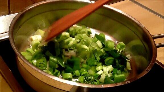 将植物油倒入锅中加入韭菜