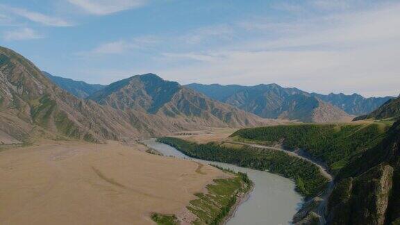 阿尔泰山脉峡谷与蓝色的卡顿河和楚亚公路