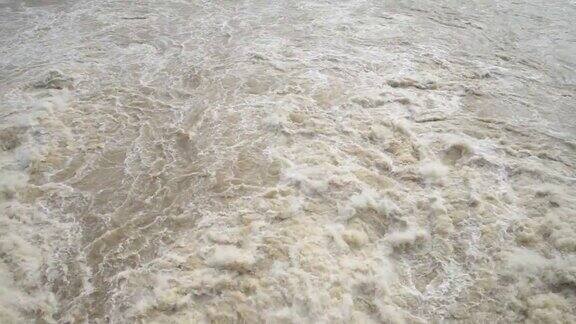 暴雨后的雨季骤发背景