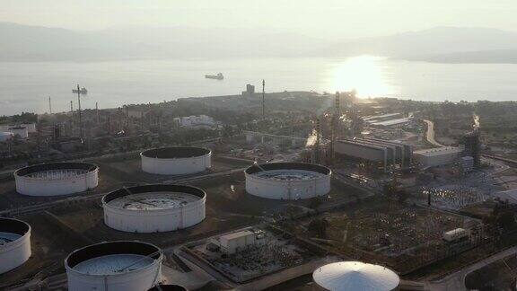 俯瞰化工厂日落炼油烟雾管道生态污染空气感染希腊海岸油轮等待装货
