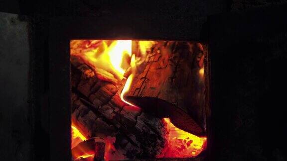 在炉子里烧木柴火关闭
