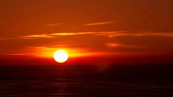 美丽的日落在海上的时间流逝